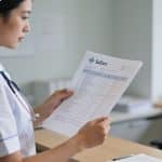 aide soignante consulte tableau salarial imprime en bureau