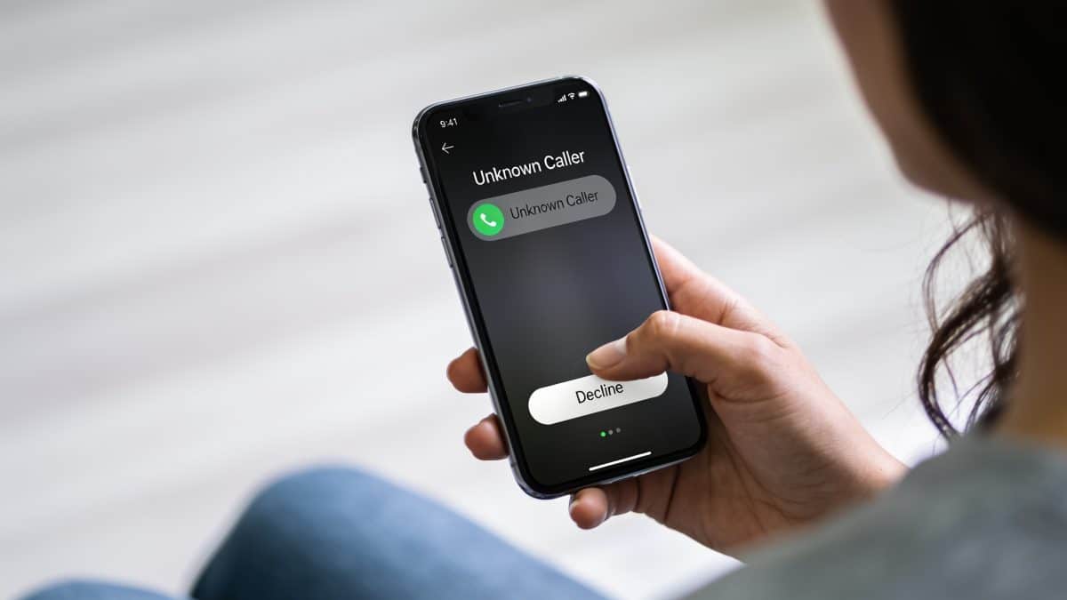 Personne bloque un appel inconnu sur smartphone