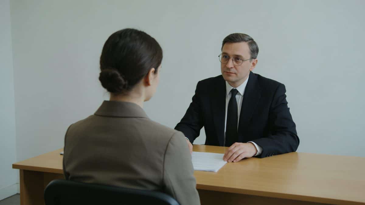 Client assis face a un notaire en costume