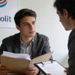 demandeur d emploi assis devant conseiller pole emploi