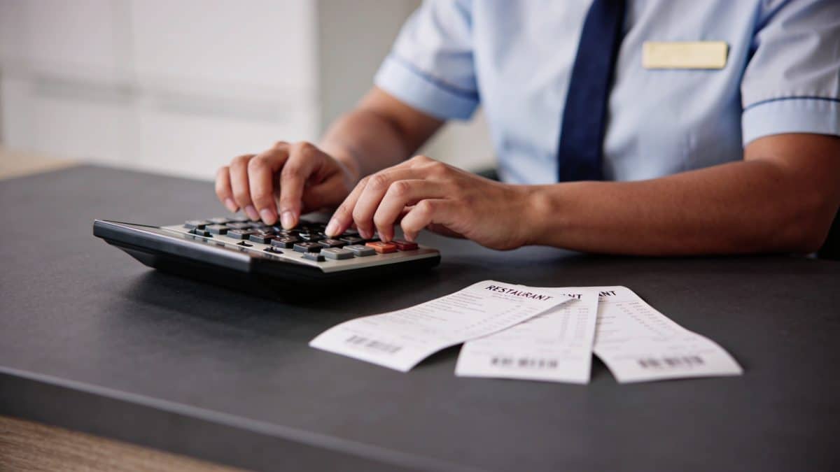 Employe assis a un bureau calculatrice tickets restaurant