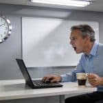 Employe essouffle courant vers horloge murale du bureau