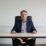 Employe quinquagenaire assis devant bureau vide