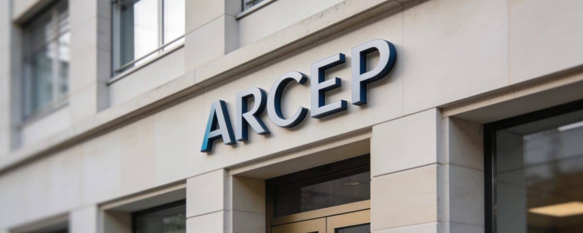 faade dun immeuble de bureaux avec logo arcep
