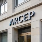 faade dun immeuble de bureaux avec logo arcep