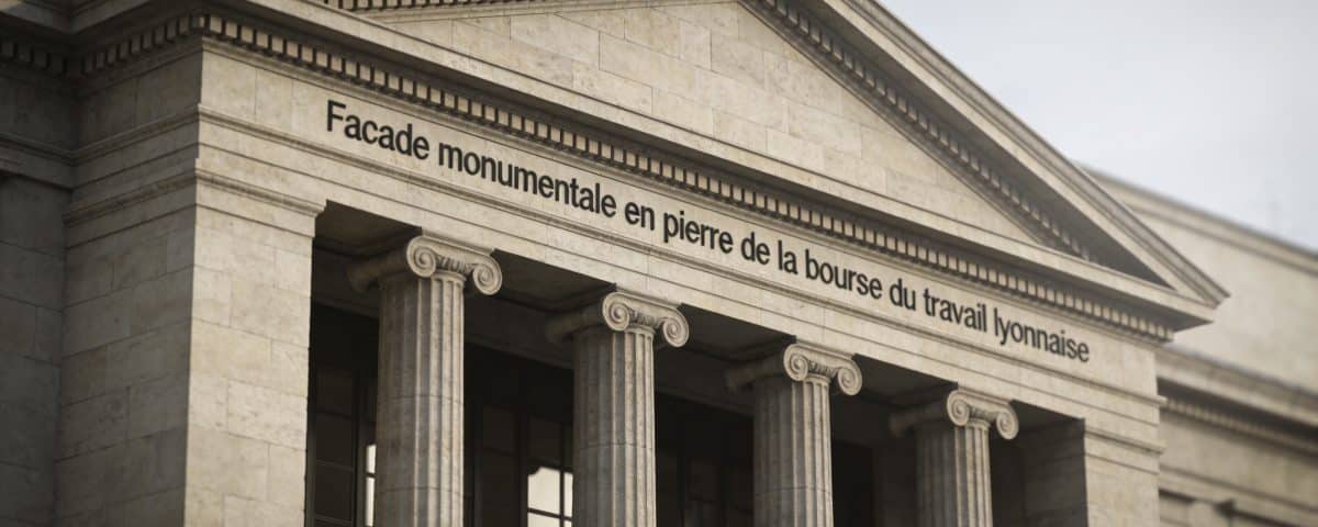 Facade monumentale en pierre de la bourse du travail lyonnaise