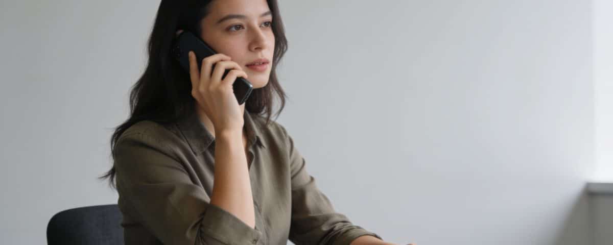 femme assise au bureau repondant a un appel