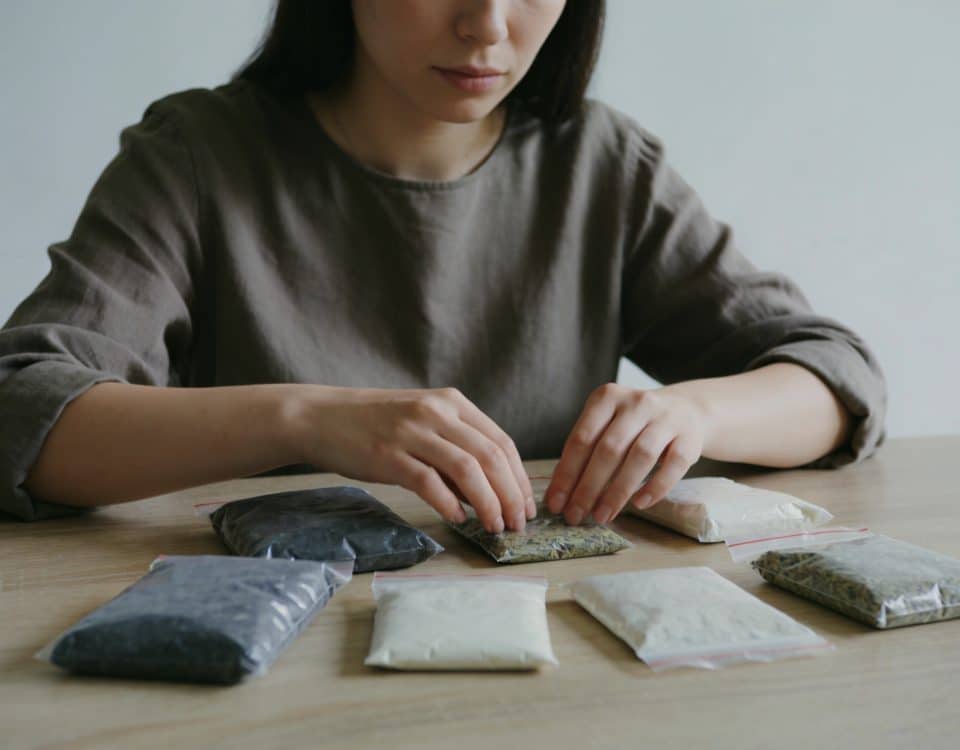 Femme assise a table triant colis suspects