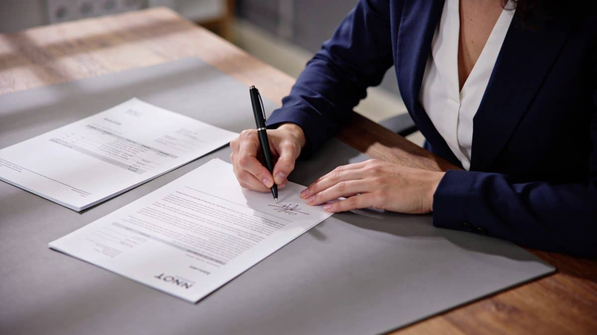 Femme remplissant formulaire avec facture et contrat