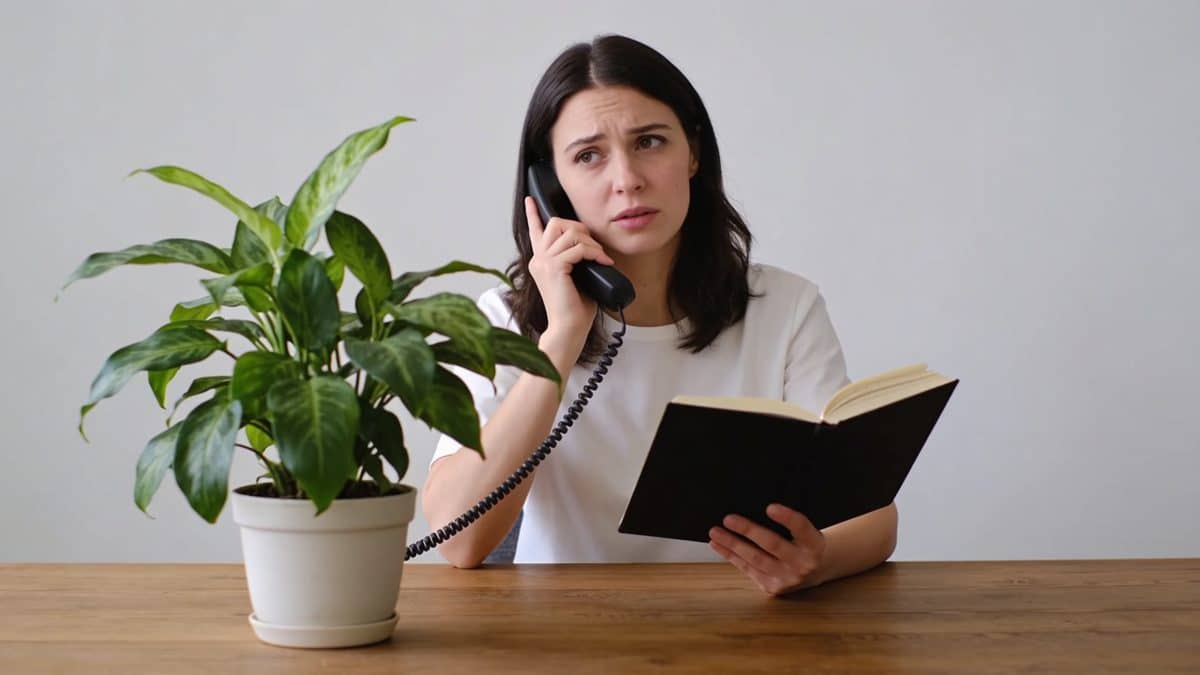 Femme mefiante au telephone, carnet de notes