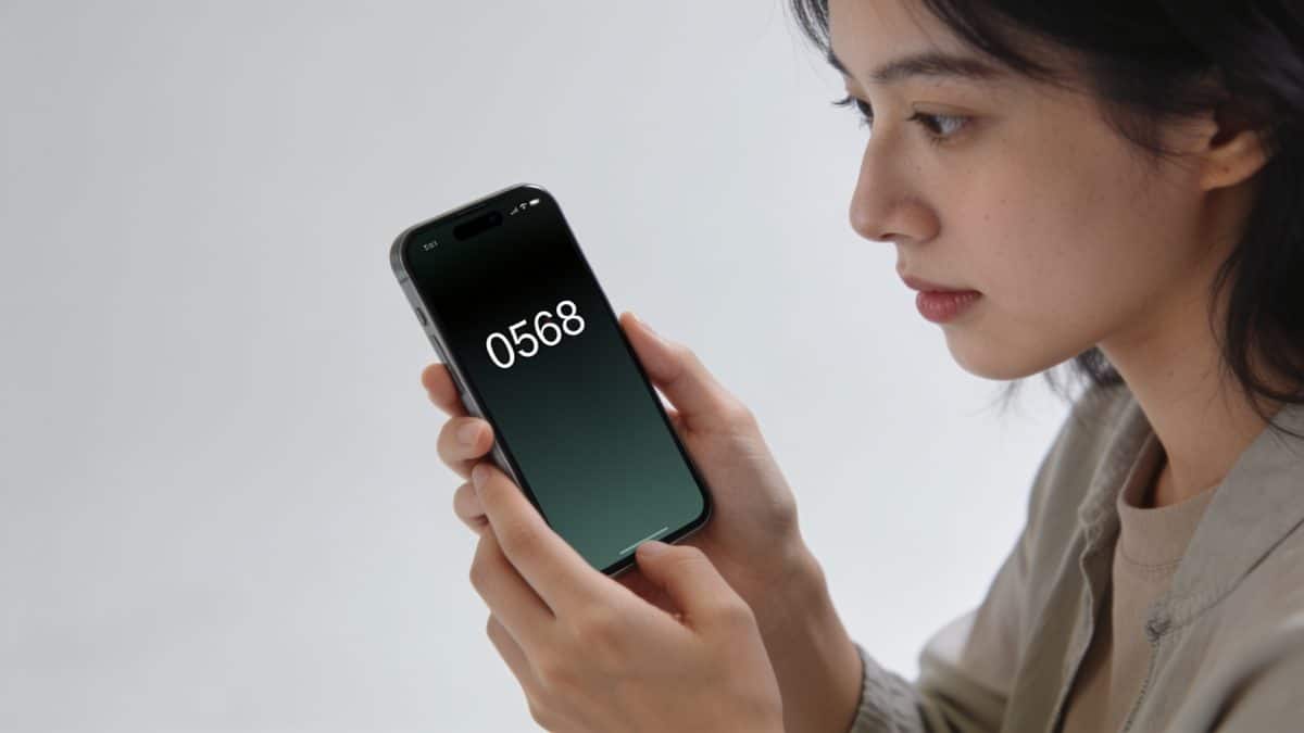 Femme regardant un smartphone affichant numero 0568