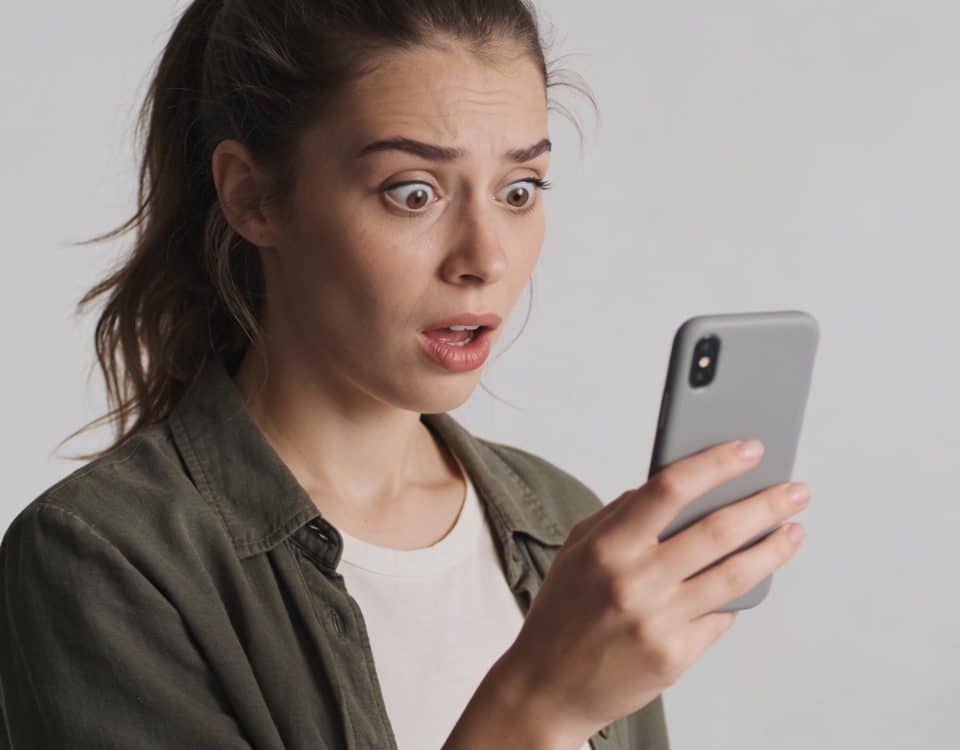 Femme surprise telephone en main regarde appel inconnu