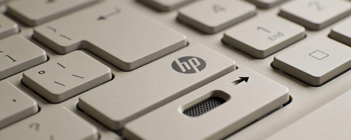 Gros plan clavier ordinateur portable HP fleche vers micro