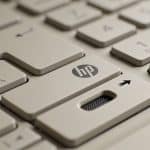 Gros plan clavier ordinateur portable HP fleche vers micro