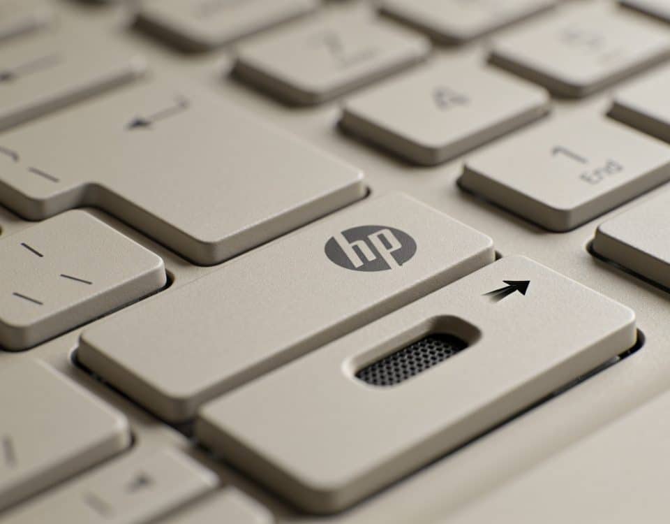 Gros plan clavier ordinateur portable HP fleche vers micro