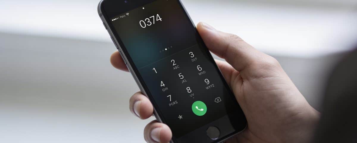 Mains composant numero de telephone avec indicatif 0374