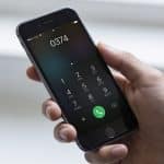 Mains composant numero de telephone avec indicatif 0374