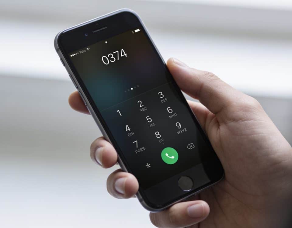Mains composant numero de telephone avec indicatif 0374
