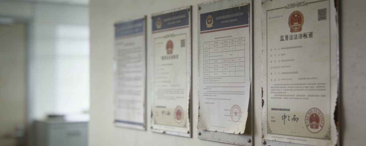 mur de bureau avec panneaux legaux obligatoires affiches