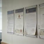 mur de bureau avec panneaux legaux obligatoires affiches