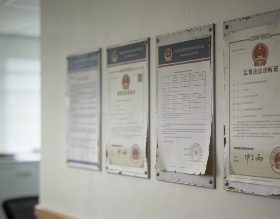 mur de bureau avec panneaux legaux obligatoires affiches