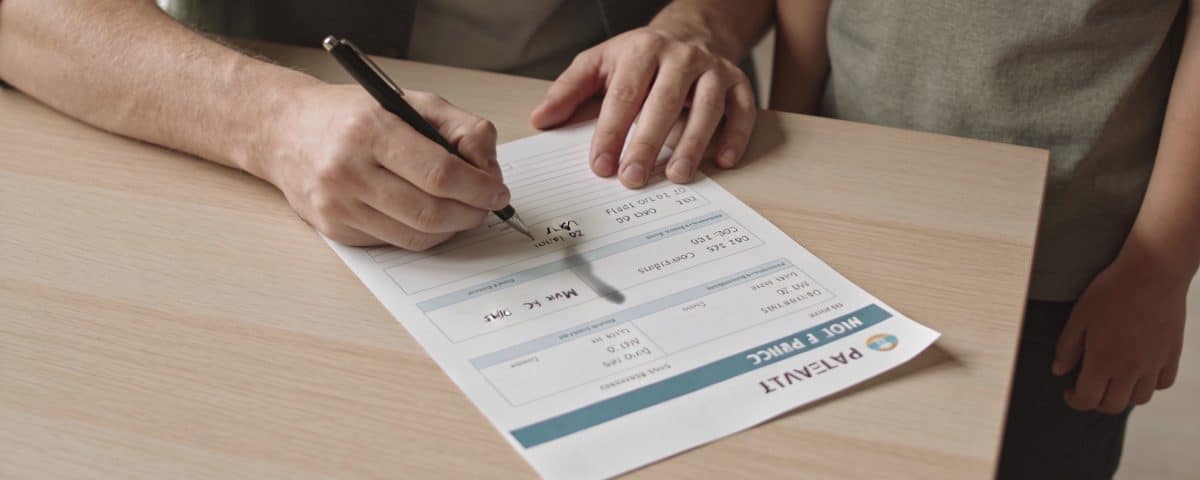 Parent signant formulaire papier pour voyage enfant