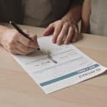 Parent signant formulaire papier pour voyage enfant