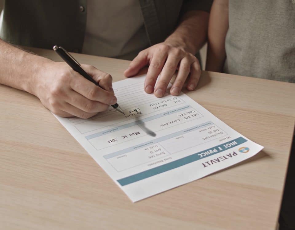 Parent signant formulaire papier pour voyage enfant