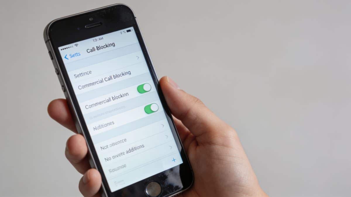 Personne configure blocage d appels commerciaux sur smartphone