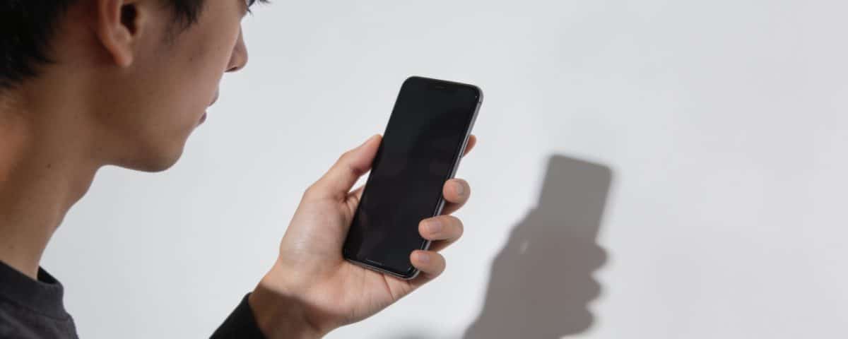 Personne regardant l ecran d un smartphone inconnu