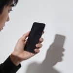 Personne regardant l ecran d un smartphone inconnu