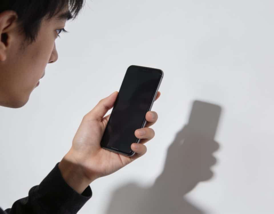 Personne regardant l ecran d un smartphone inconnu