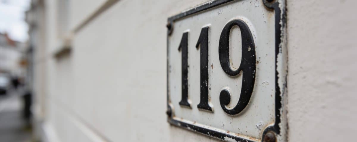 Plaque de rue en gros plan avec numero clairement visible