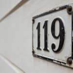 Plaque de rue en gros plan avec numero clairement visible
