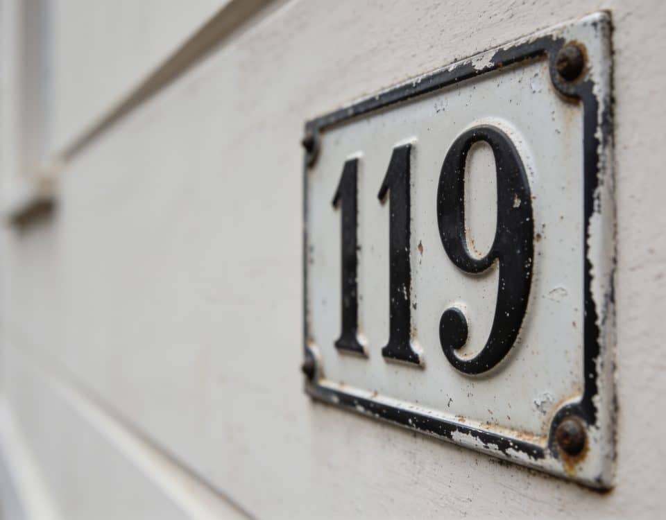 Plaque de rue en gros plan avec numero clairement visible