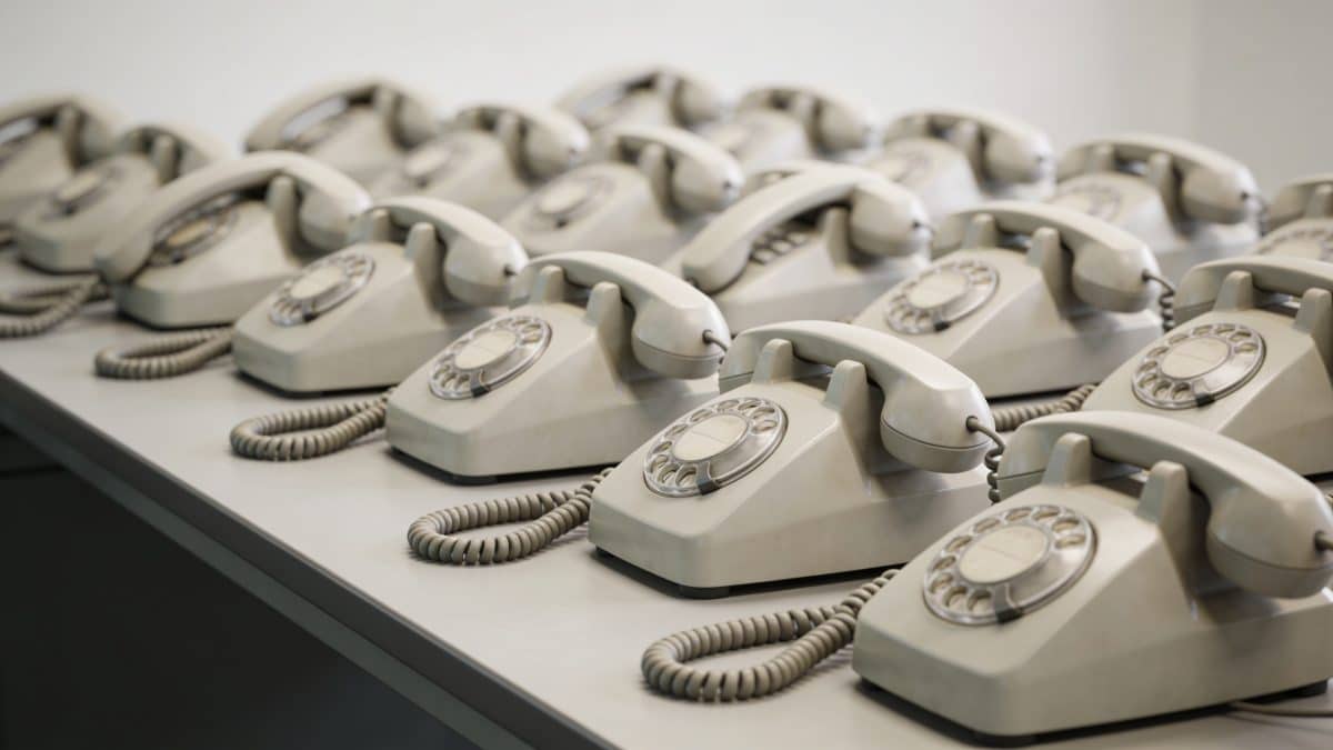 Plateau de call center avec nombreux telephones fixes