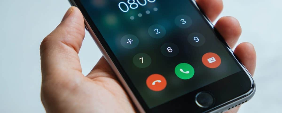 Smartphone affiche numero inconnu 0806 sur ecran
