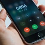 Smartphone affiche numero inconnu 0806 sur ecran