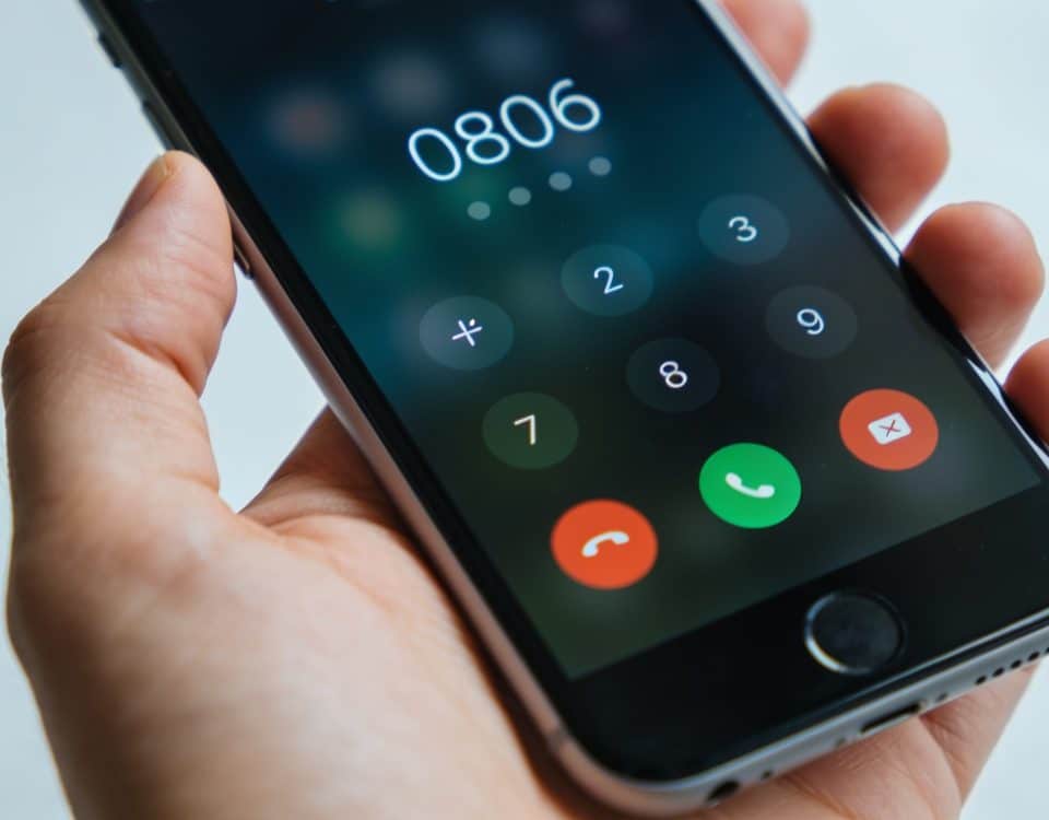 Smartphone affiche numero inconnu 0806 sur ecran