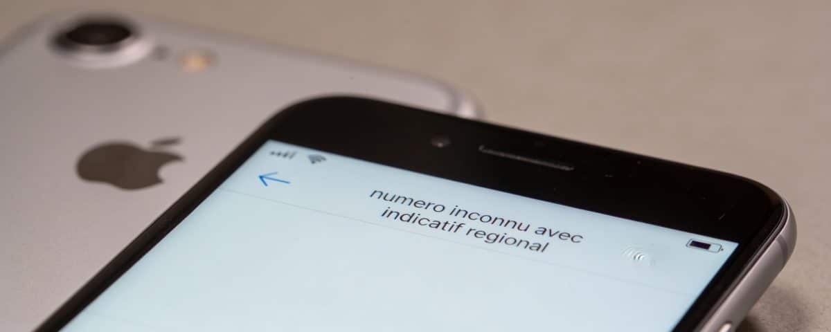 Smartphone affiche numero inconnu avec indicatif regional