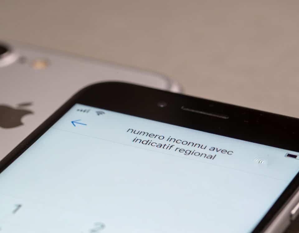 Smartphone affiche numero inconnu avec indicatif regional