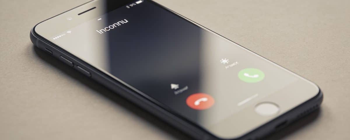 Smartphone affiche appel entrant avec numero inconnu