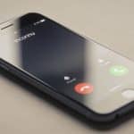 Smartphone affiche appel entrant avec numero inconnu
