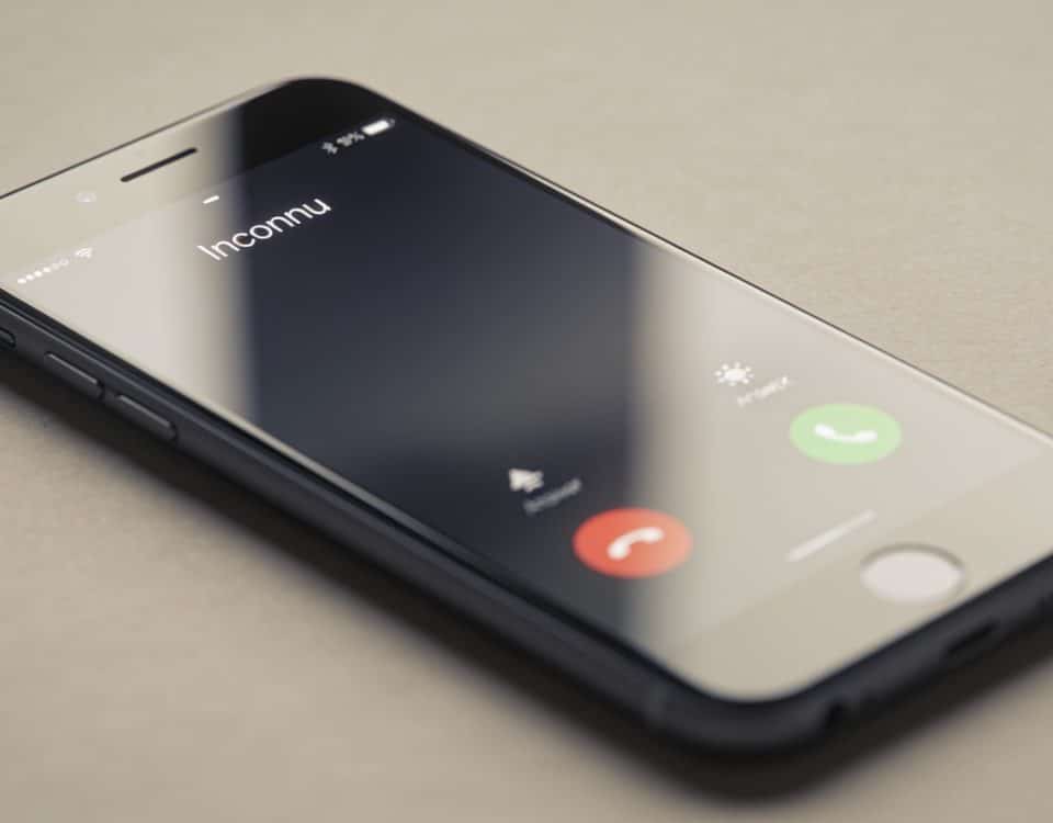 Smartphone affiche appel entrant avec numero inconnu