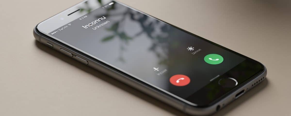 Smartphone affiche appel entrant numero inconnu persistant