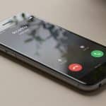 Smartphone affiche appel entrant numero inconnu persistant