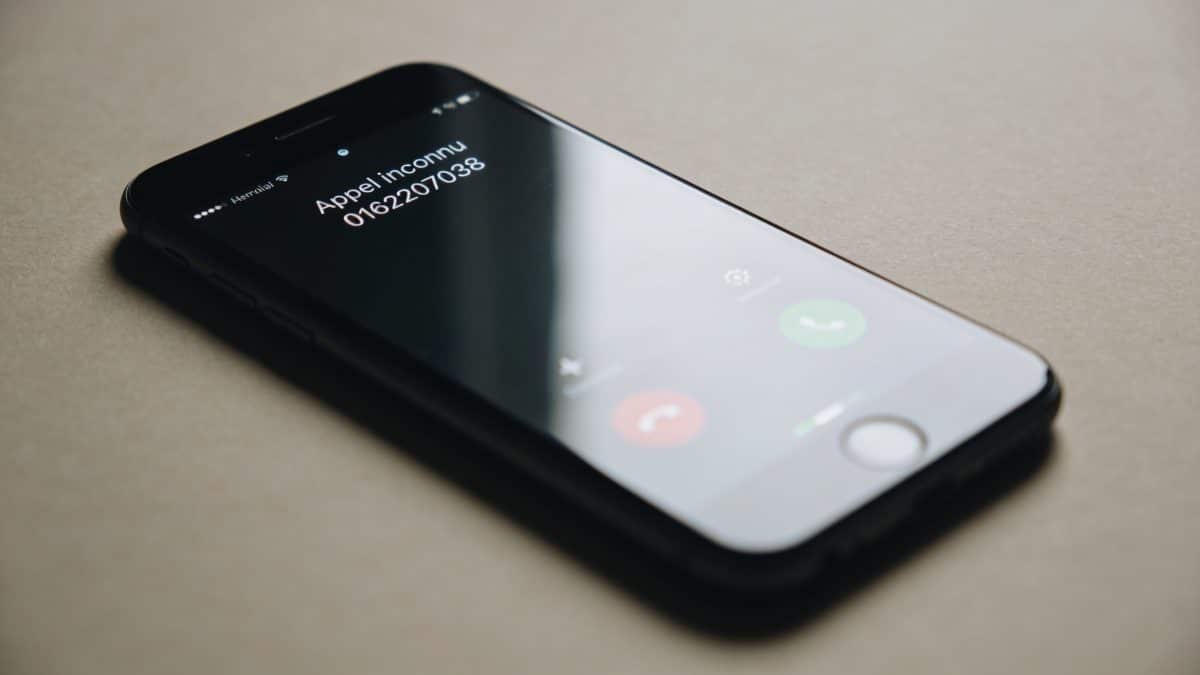 Smartphone affichant appel inconnu 0162207038 entrant
