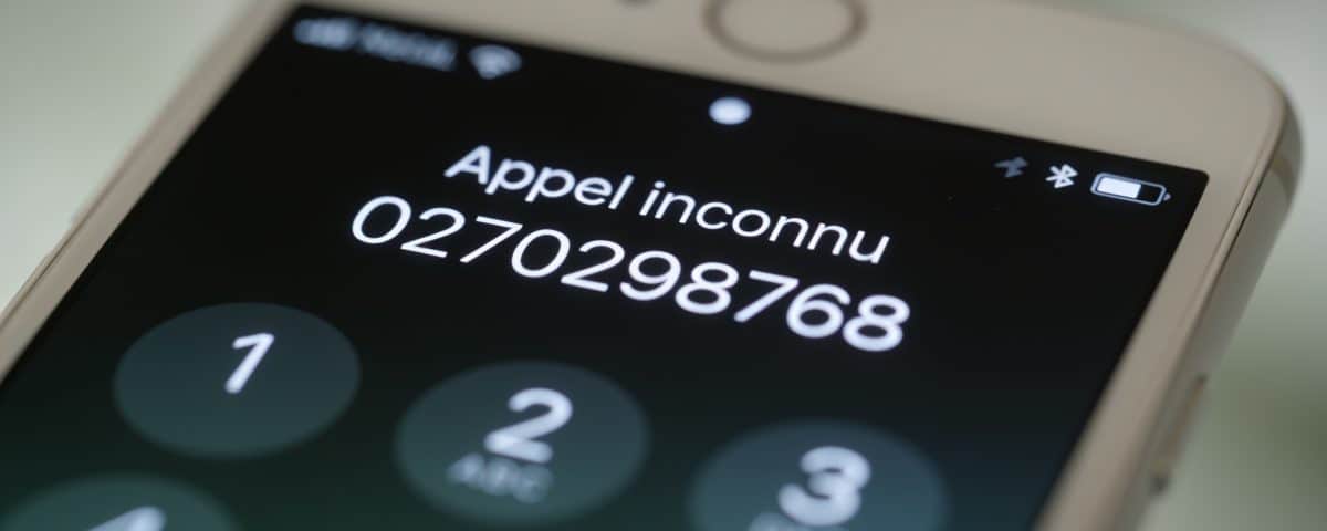 Smartphone affichant appel inconnu 0270298768 gros plan