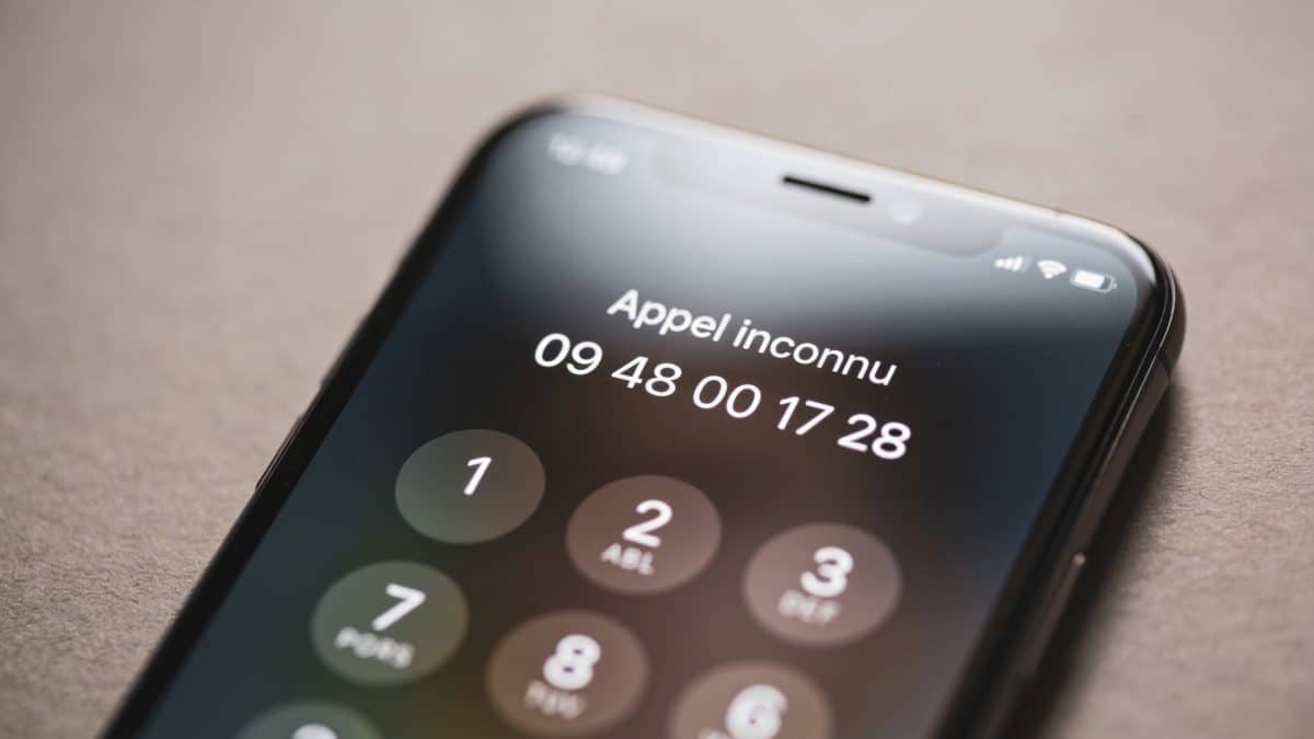 Smartphone affiche appel inconnu 09 48 00 17 28