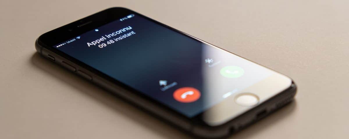 Smartphone affiche appel inconnu 09 48 insistant